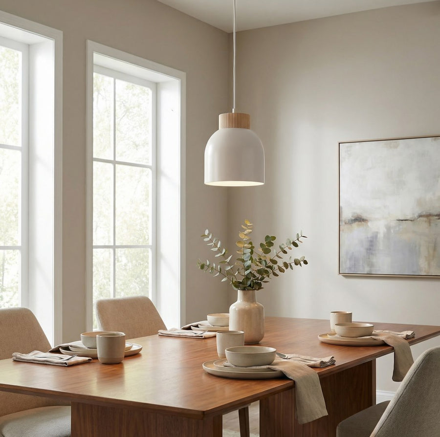 Luminaire suspendu au-dessus d'une table dressée près de fenêtres et d'eucalyptus