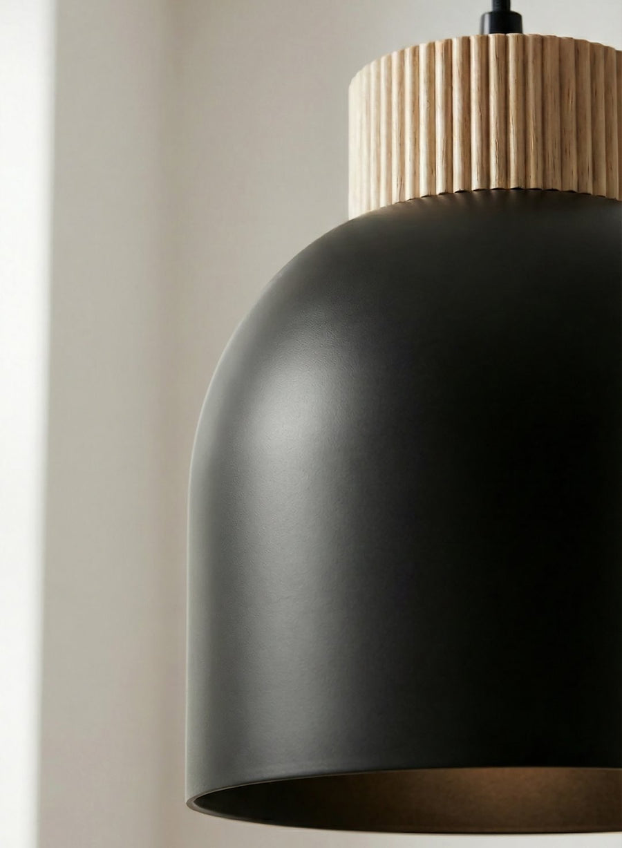 Détail rapproché du haut en bois strié et de la calotte noire mate
