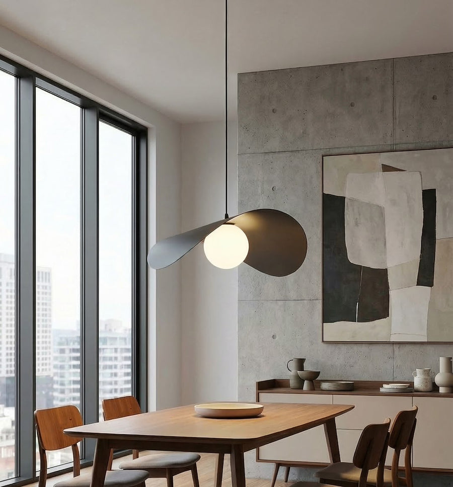Suspension noire au-dessus d'une table en bois, intérieur design avec vue urbaine.