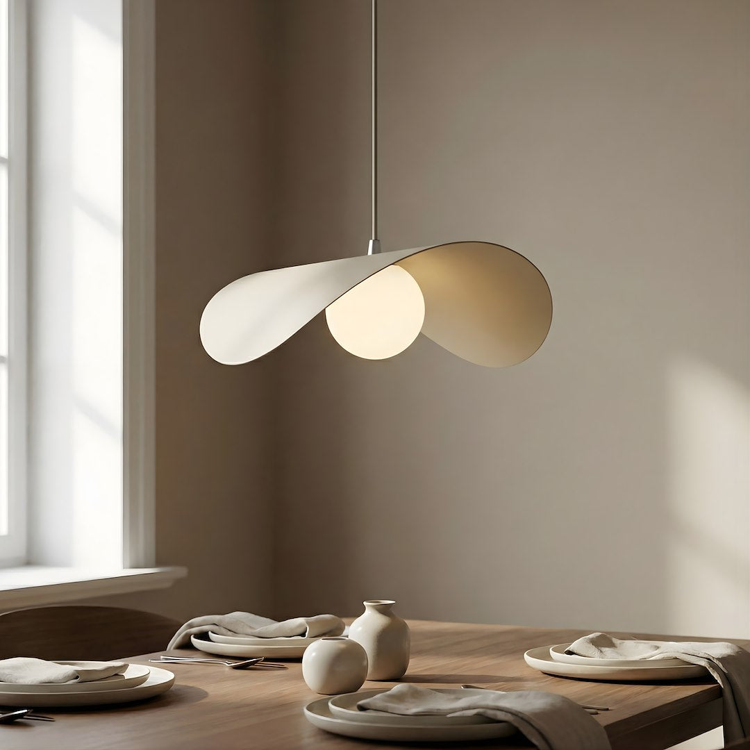 Détail rapproché de l'abat-jour beige et de la sphère lumineuse allumée