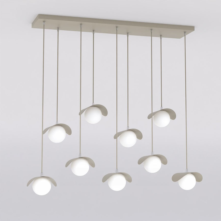 Vue de face du luminaire à neuf suspensions beige et globes de verre blanc