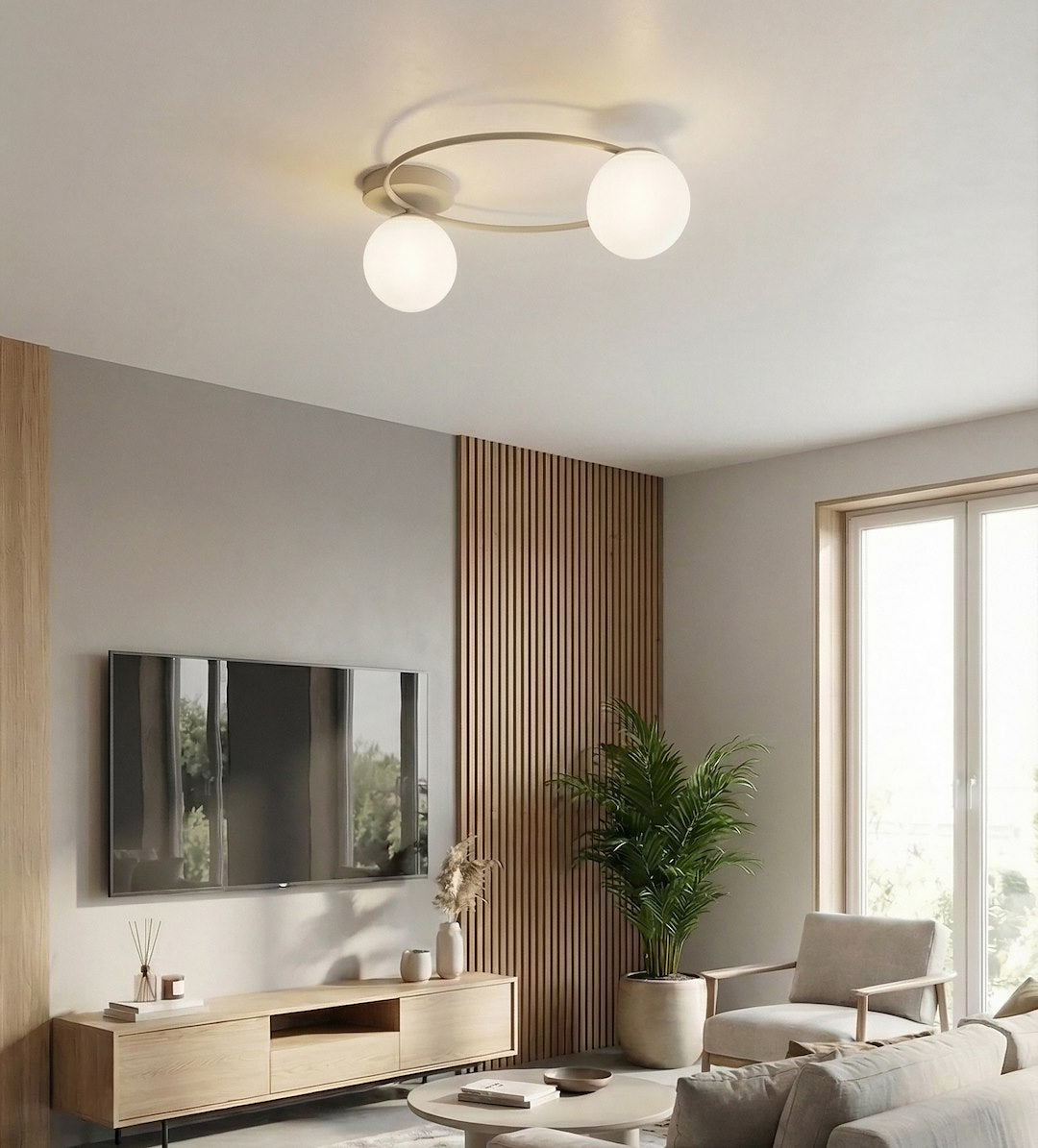 Mise en ambiance dans un salon moderne avec meuble TV, plante et claustra bois