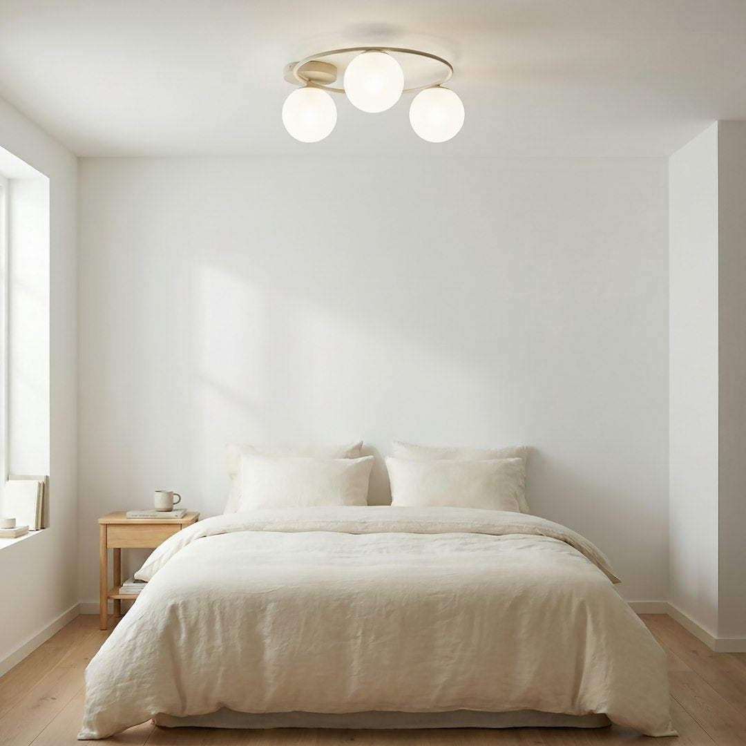 Mise en ambiance dans une chambre claire avec lit en lin beige