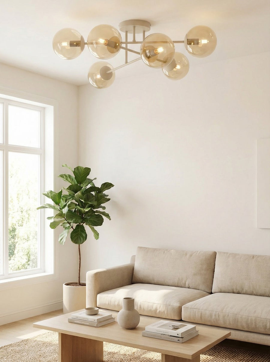 Plafonnier beige installé au plafond d'un salon clair avec canapé et plante