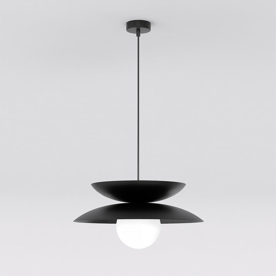 Vue de face du luminaire suspendu, doubles disques noirs et globe de verre blanc