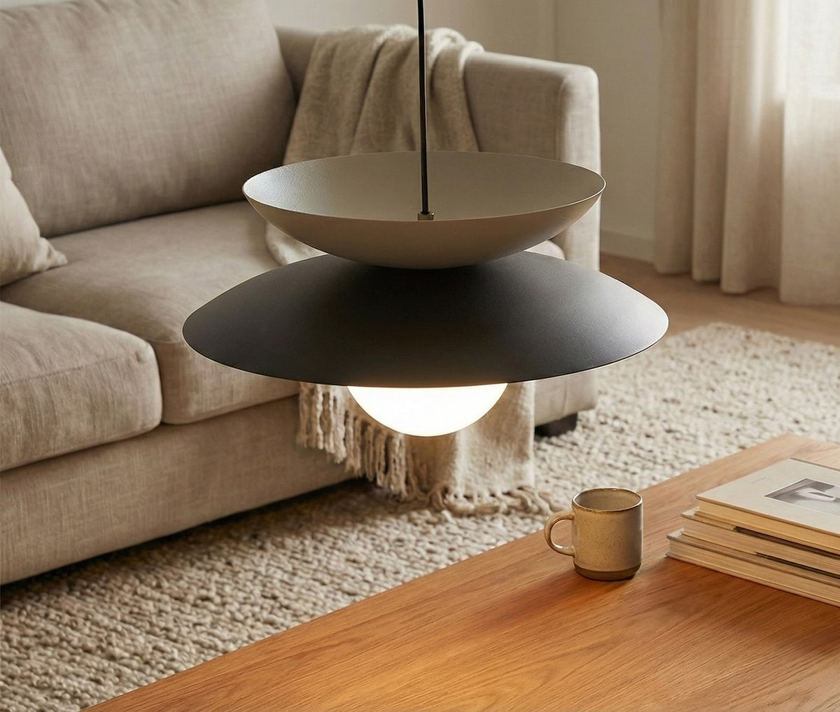 Mise en ambiance salon, suspension allumée au-dessus d'une table basse en bois