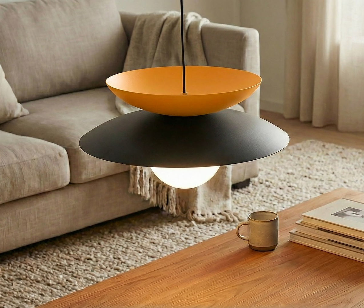 Mise en ambiance au-dessus d'une table basse, canapé beige et tapis
