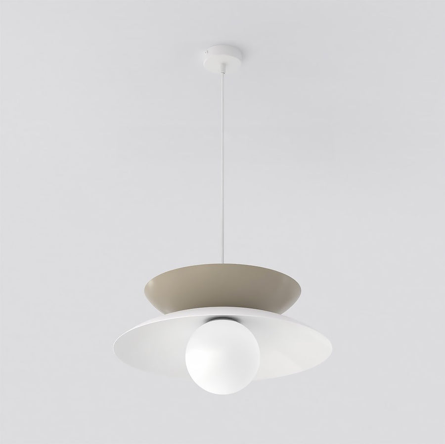 Gros plan sur les deux coupelles beige et blanche et le globe lumineux