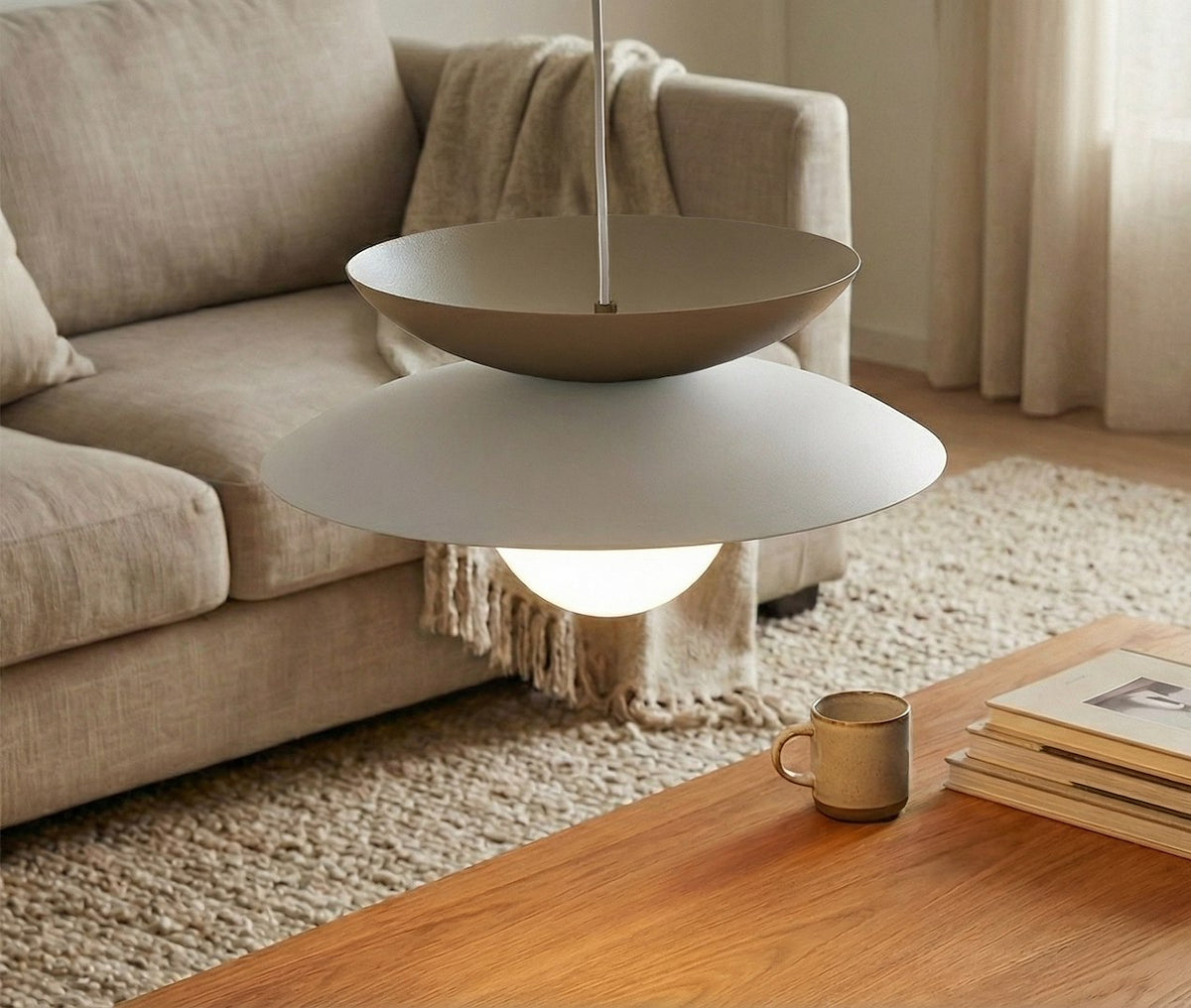 Mise en ambiance au-dessus d'une table basse, canapé beige et tapis moelleux