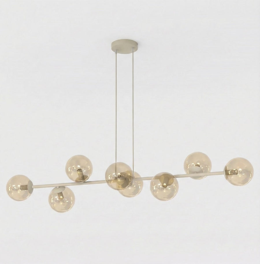 Suspension beige à huit globes de verre ambré, barre horizontale et câbles fins.