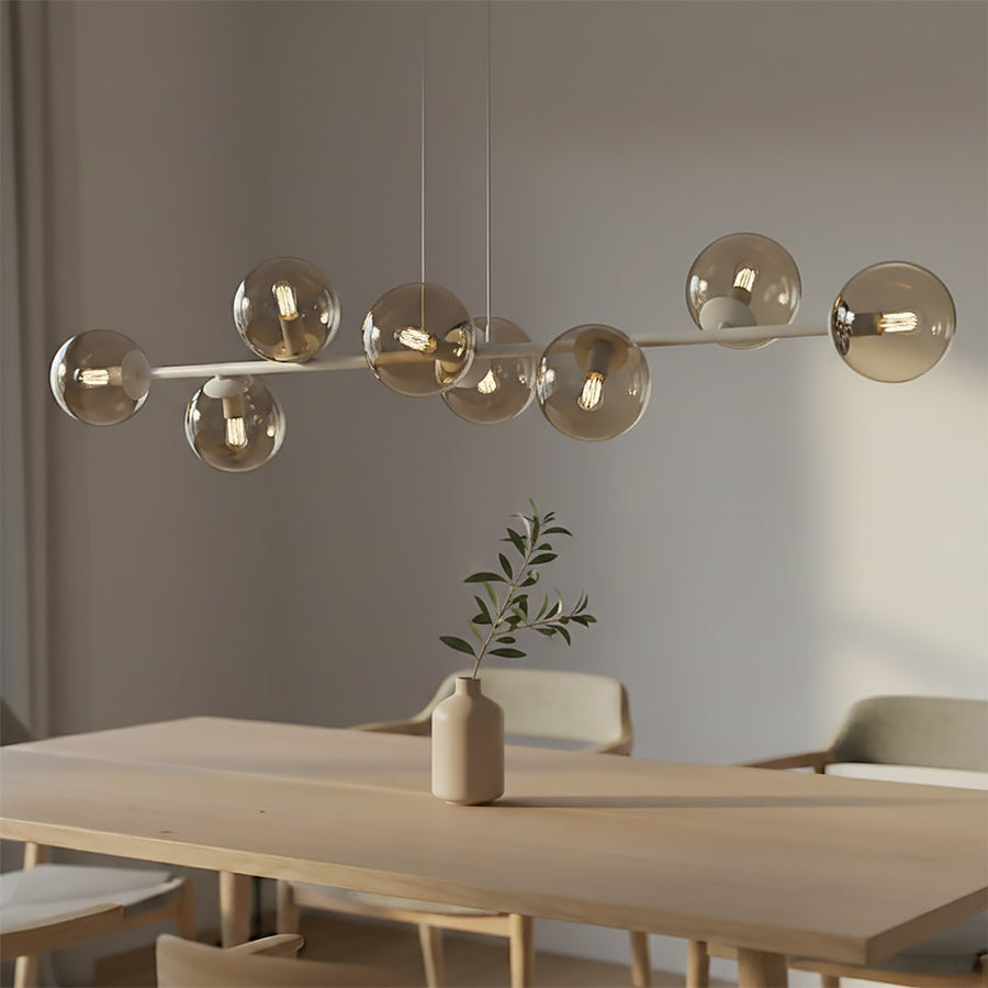 Détail des globes de verre ambré allumés, ampoules visibles à l'intérieur.