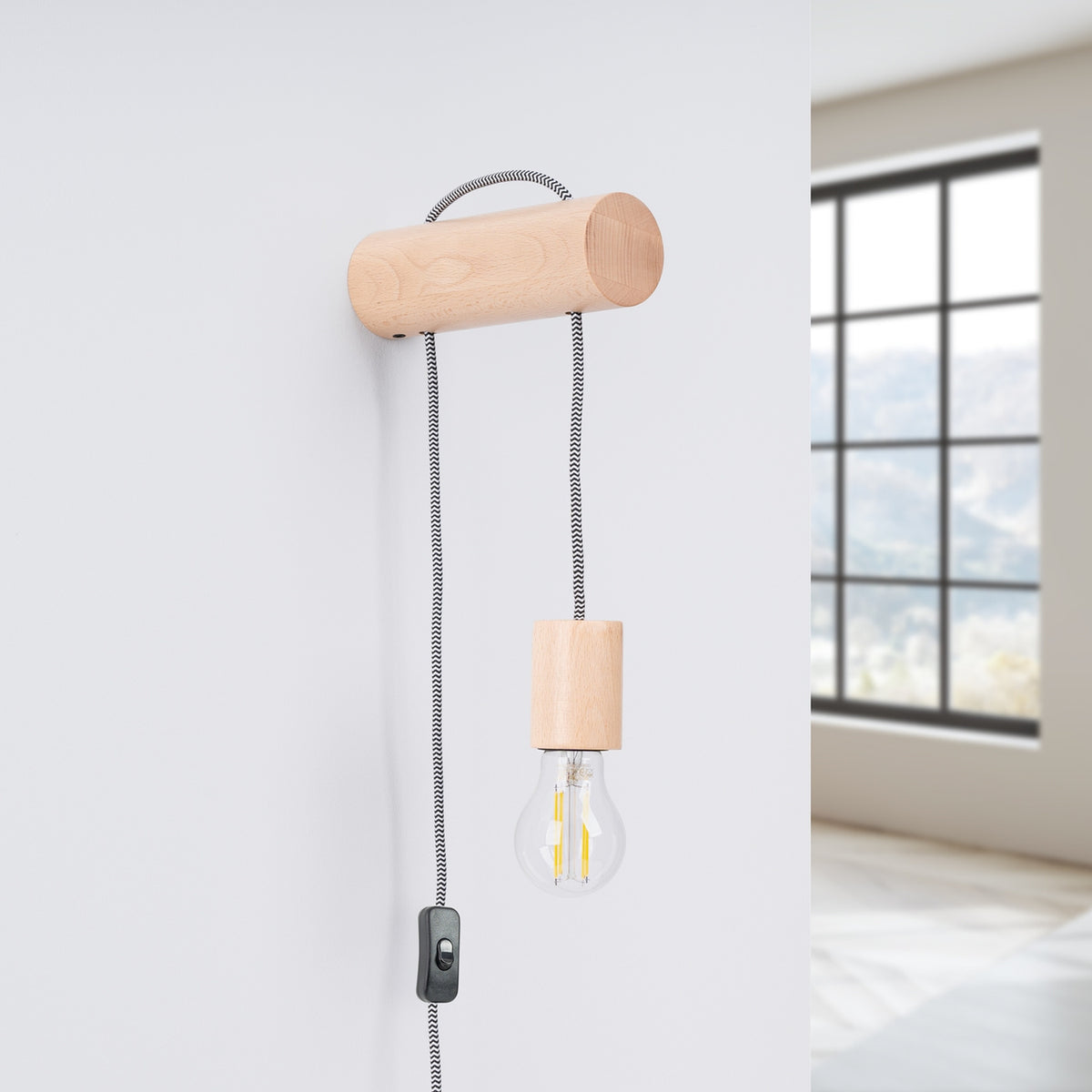 Mise en situation du luminaire fixé au mur blanc près d'une fenêtre lumineuse