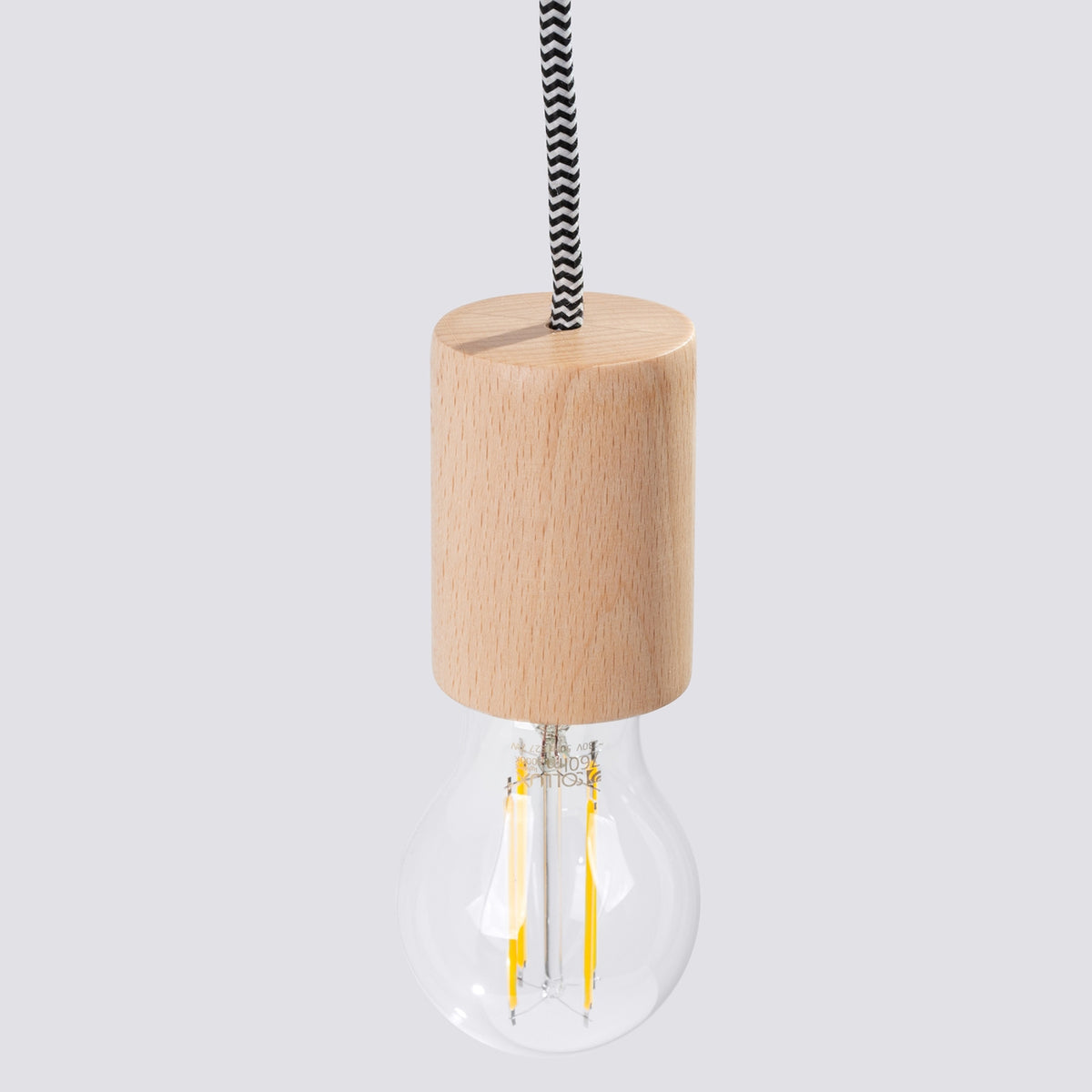 Gros plan sur la douille en bois et l'ampoule transparente à filament