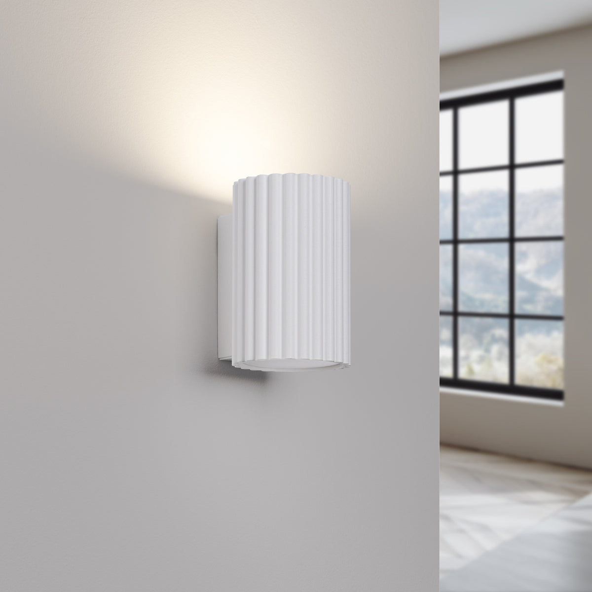Vue en contre-plongée du luminaire blanc éclairé projetant une lumière chaude