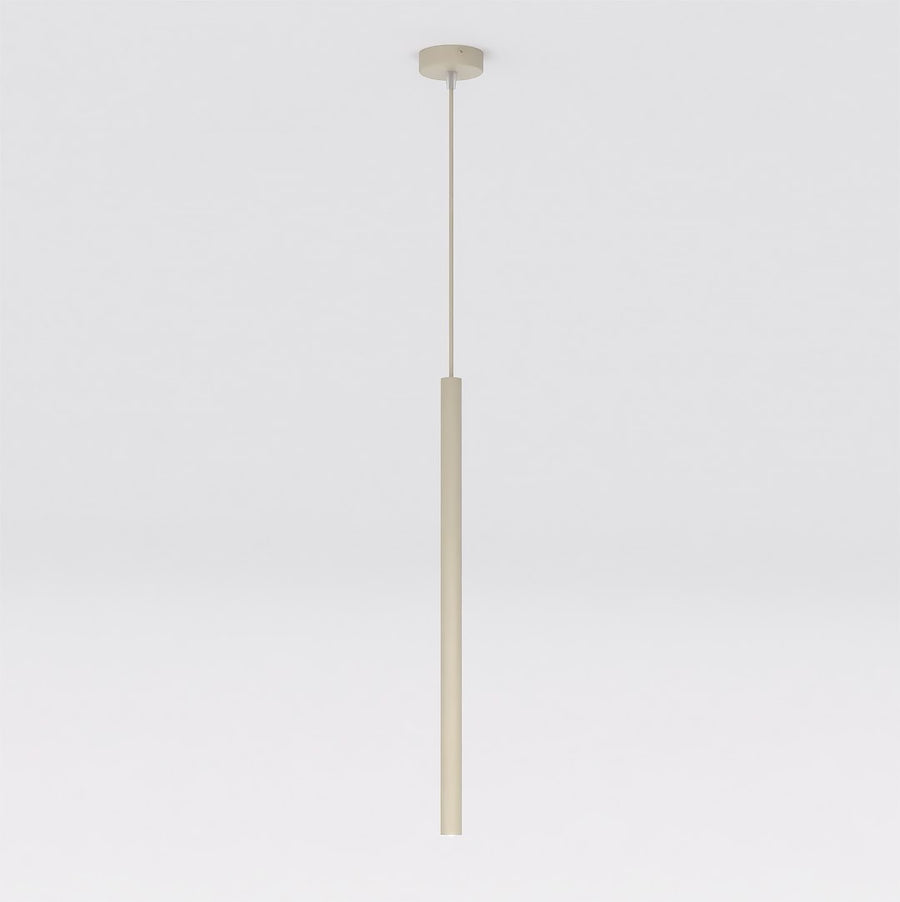 Suspension beige en long tube fin, vue de face sur fond blanc neutre