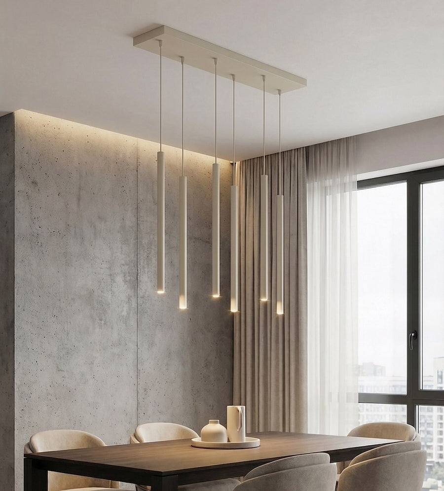 Mise en scène au-dessus d'une table face à un mur en béton brut