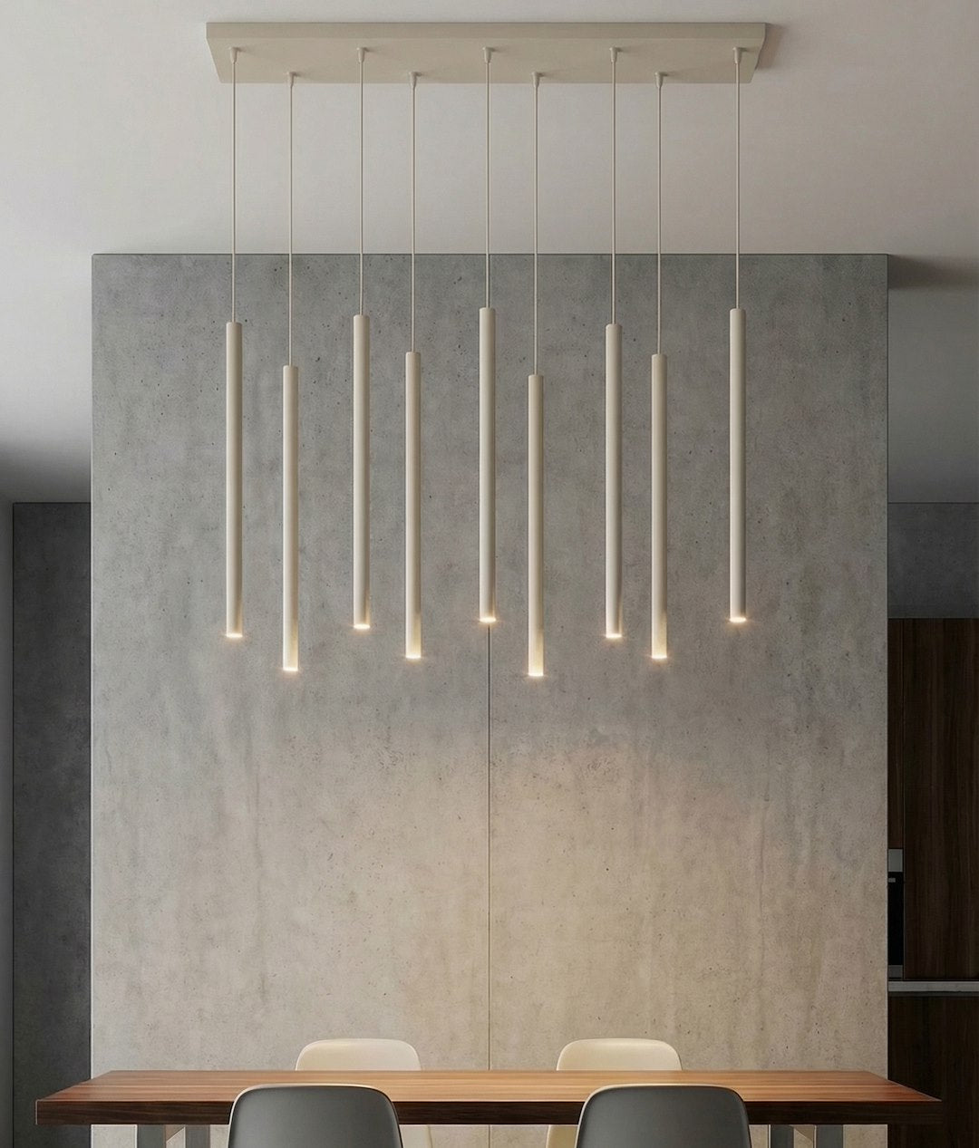 Mise en ambiance au-dessus d'une table en bois devant un mur béton gris