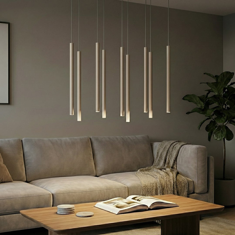 Vue en situation dans un salon, canapé beige et suspension allumée