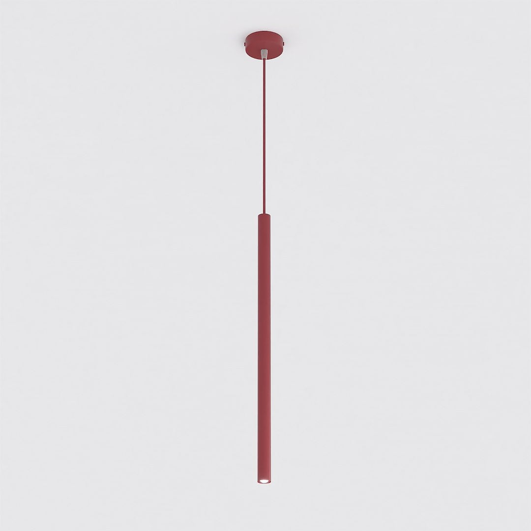 Vue du luminaire rouge, fixation au plafond et embout inférieur visibles.