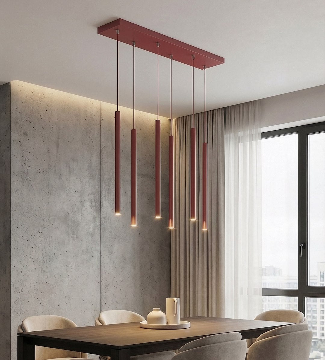 Mise en ambiance au-dessus d'une table de salle à manger, mur béton et rideaux beiges.
