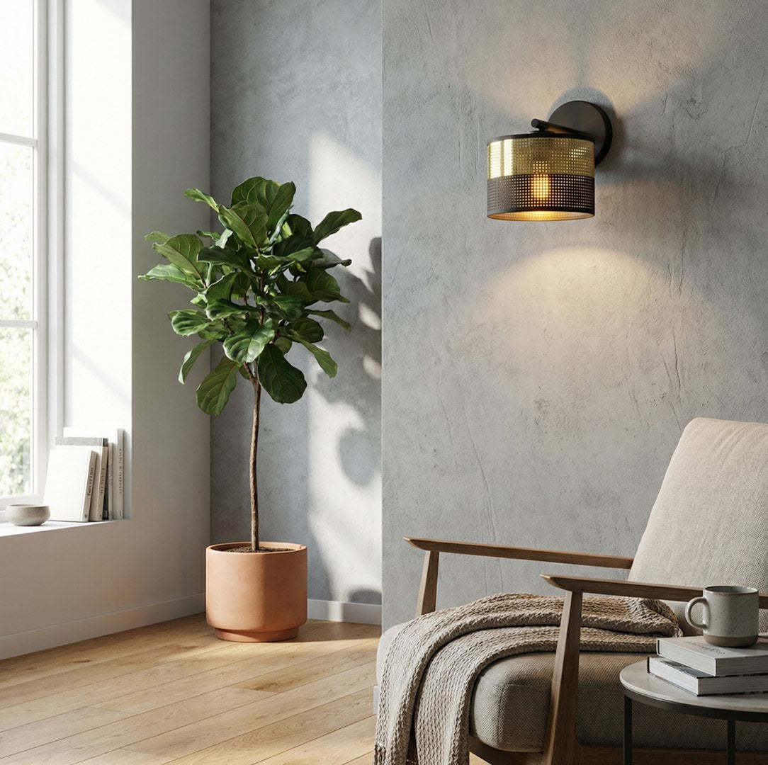 Ambiance intérieure avec plante verte, fauteuil en bois et halo lumineux mural