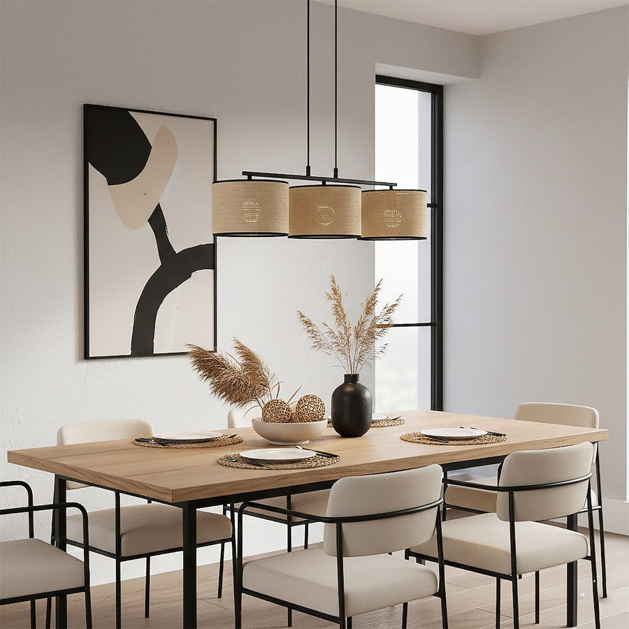 Vue rapprochée de la suspension au-dessus d'une table dressée, chaises et tableaux abstraits