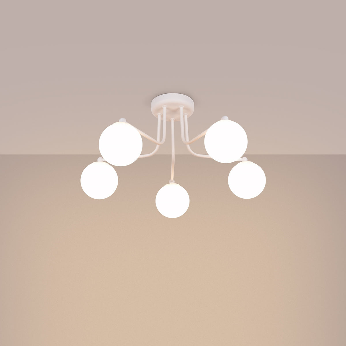 Mise en ambiance chaleureuse, globes allumés diffusant une lumière douce sur mur beige.