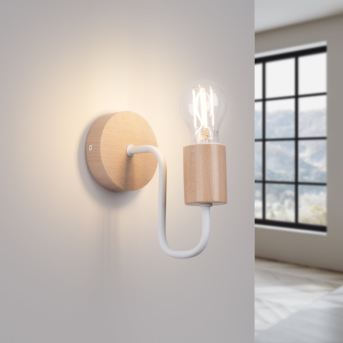 Même applique murale allumée, ampoule à filament diffusant une lumière chaude.