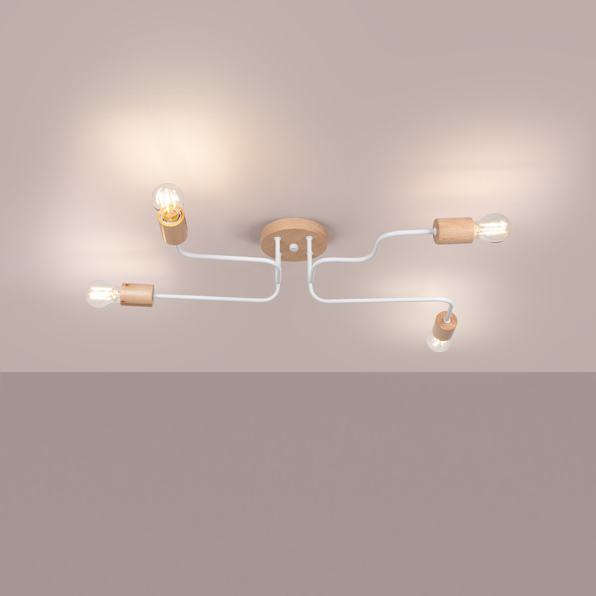Lustre allumé au plafond, éclairage chaud diffus dans une pièce.