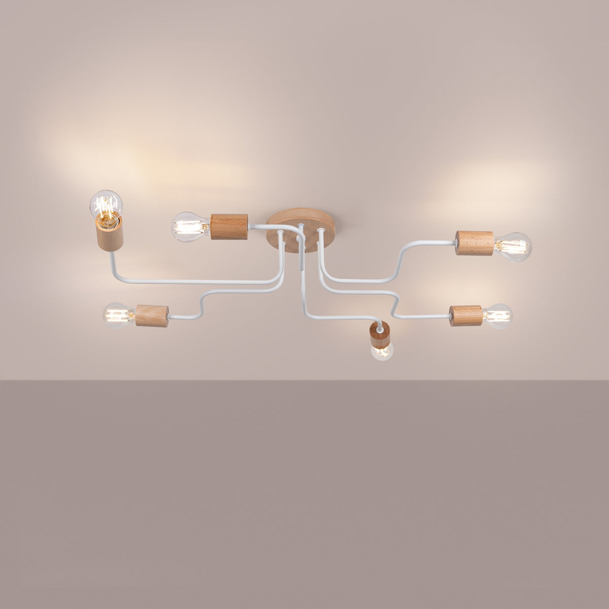 Mise en ambiance au plafond, luminaire allumé, ombres portées sur fond beige