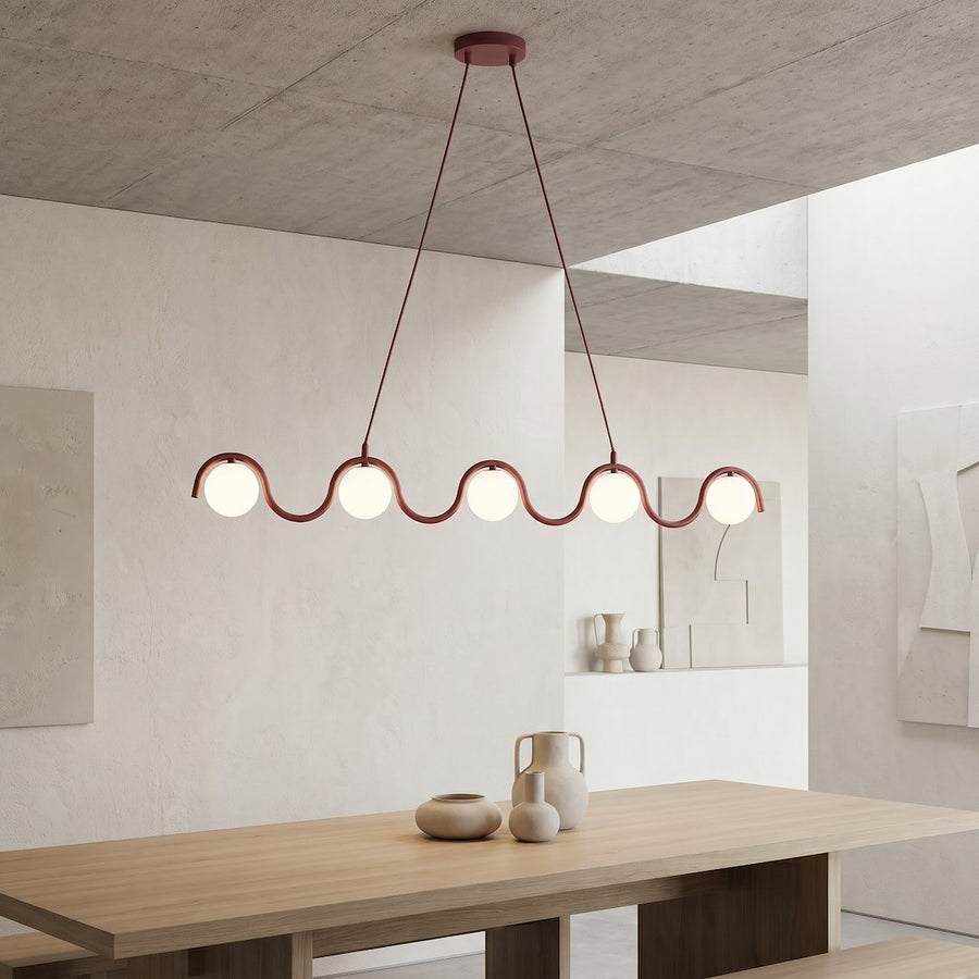 Ambiance minimaliste, luminaire suspendu éclairé au-dessus d'un plateau en chêne