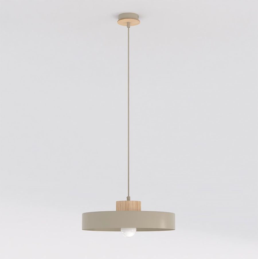 Vue de face de la suspension beige sur fond clair, cordon et rosace visibles.