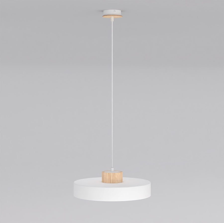 Vue de trois quarts de l'abat-jour cylindrique blanc et du col en bois