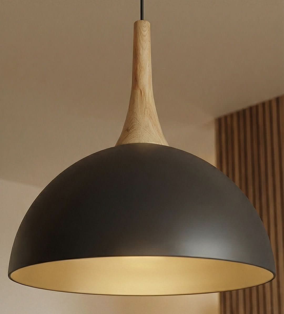 Gros plan sur l'abat-jour noir, intérieur doré éclairé et col en bois