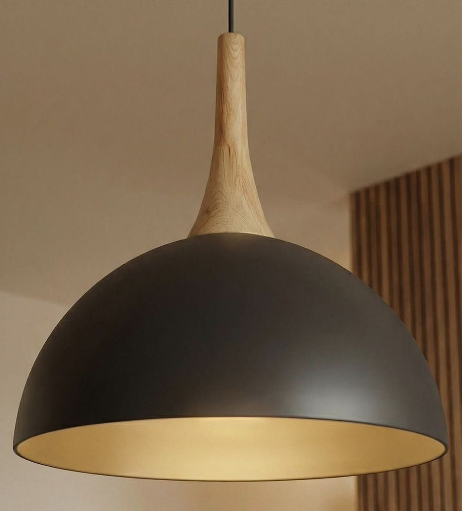 Gros plan sur l'abat-jour noir, intérieur doré éclairé et col en bois