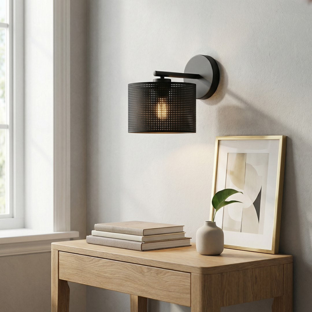 Mise en ambiance au-dessus d'une console en bois clair, près d'une fenêtre lumineuse