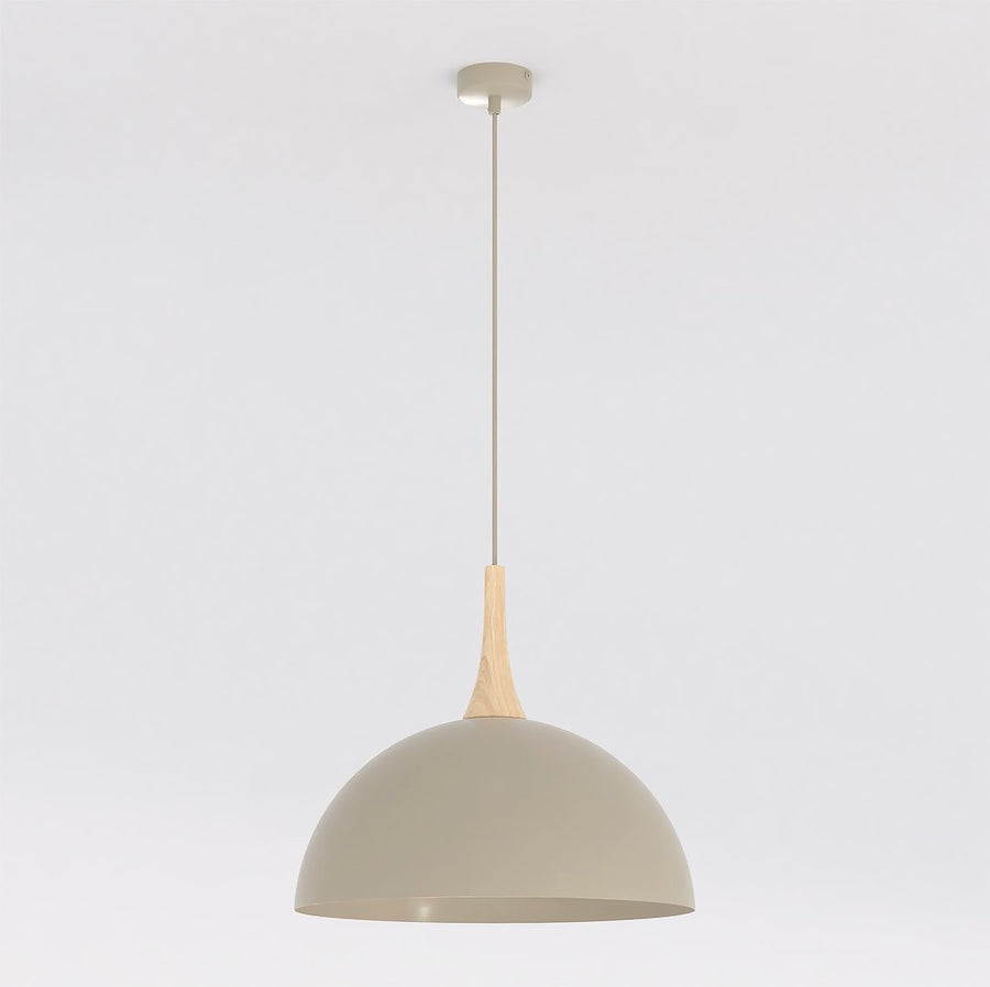Vue de face sur fond clair, abat-jour beige et attache en bois clair