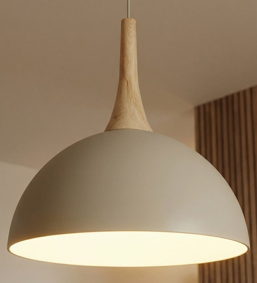 Gros plan sur la finition, col en bois naturel et intérieur diffusant la lumière