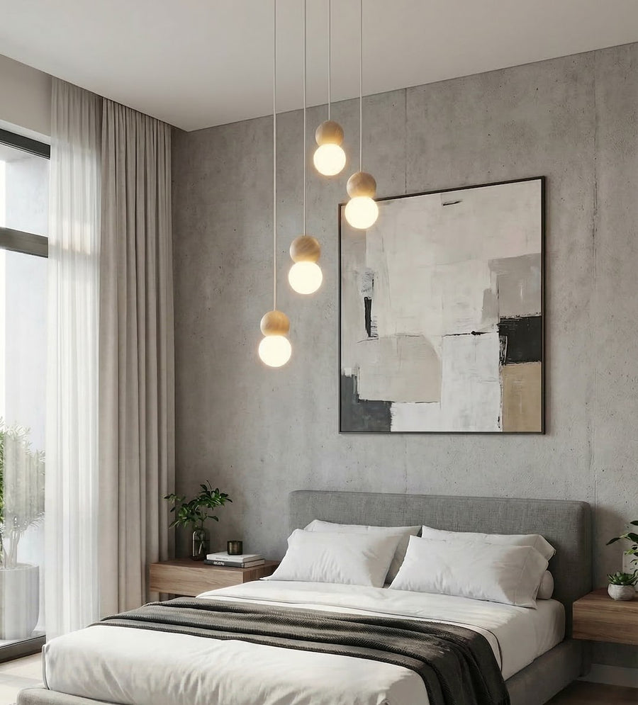 Mise en situation dans une chambre, suspension allumée devant un mur béton et un tableau