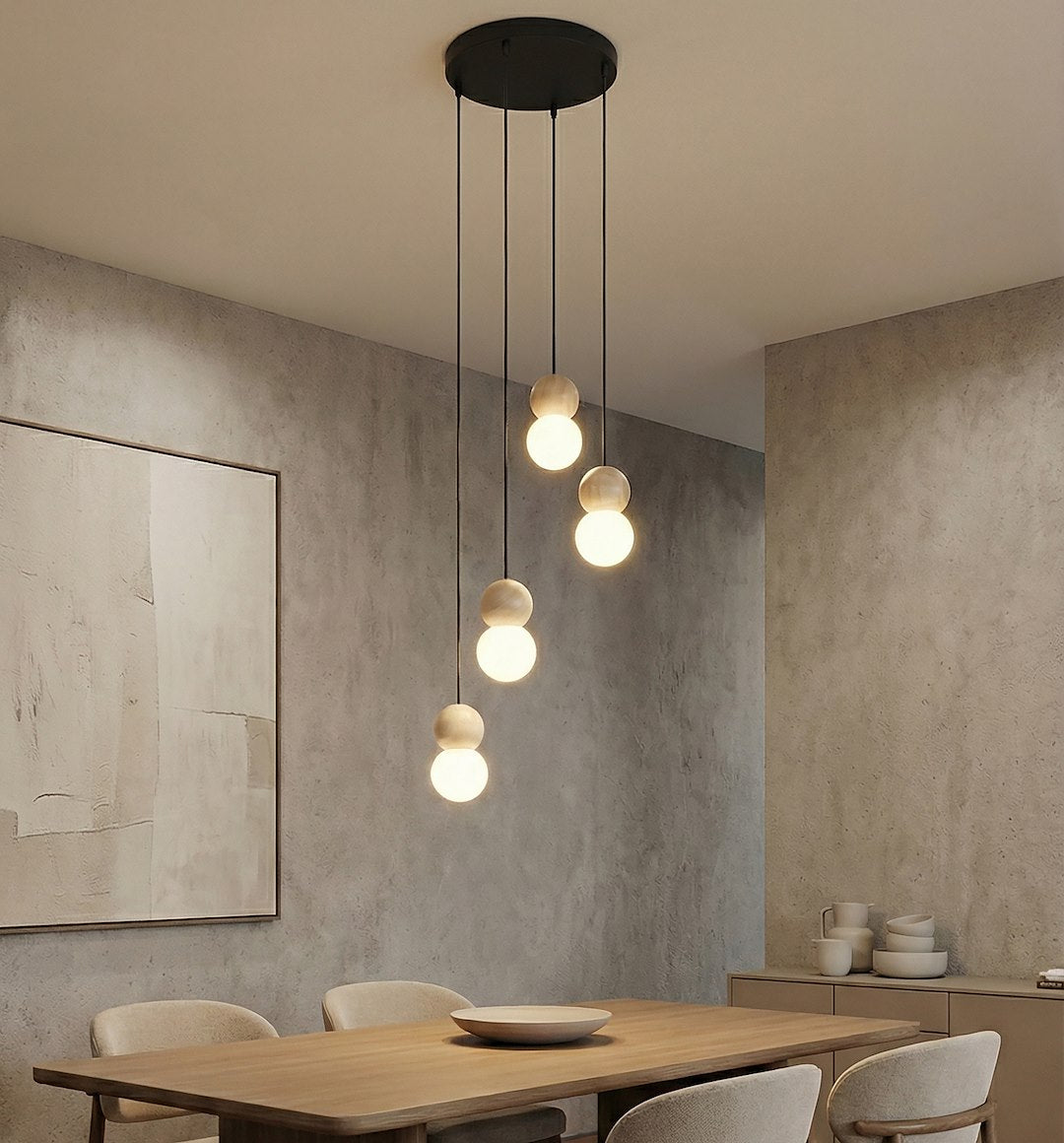 Mise en ambiance au-dessus d'une table de salle à manger, suspension allumée en hauteur