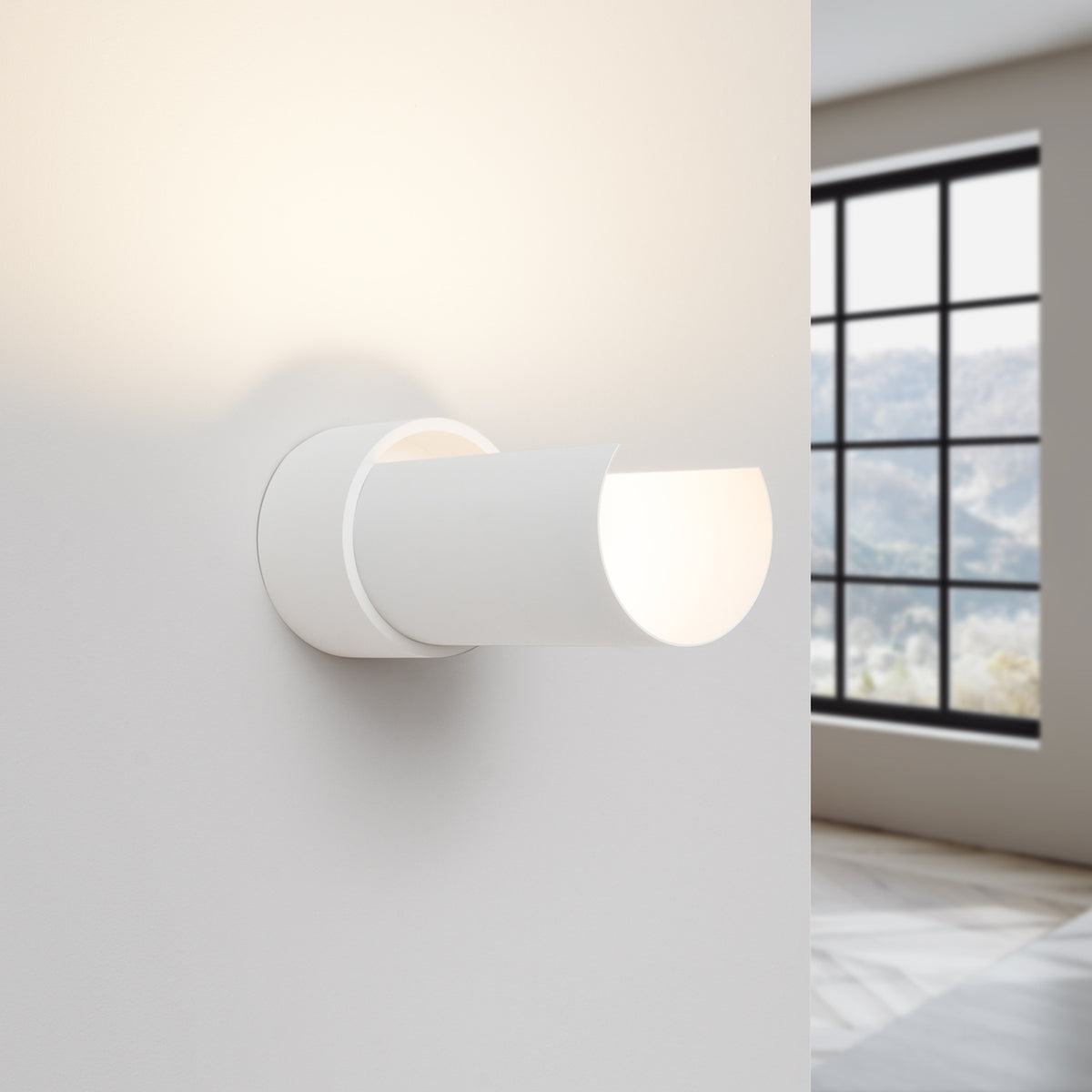 Même applique allumée, halo lumineux chaud projeté sur le mur