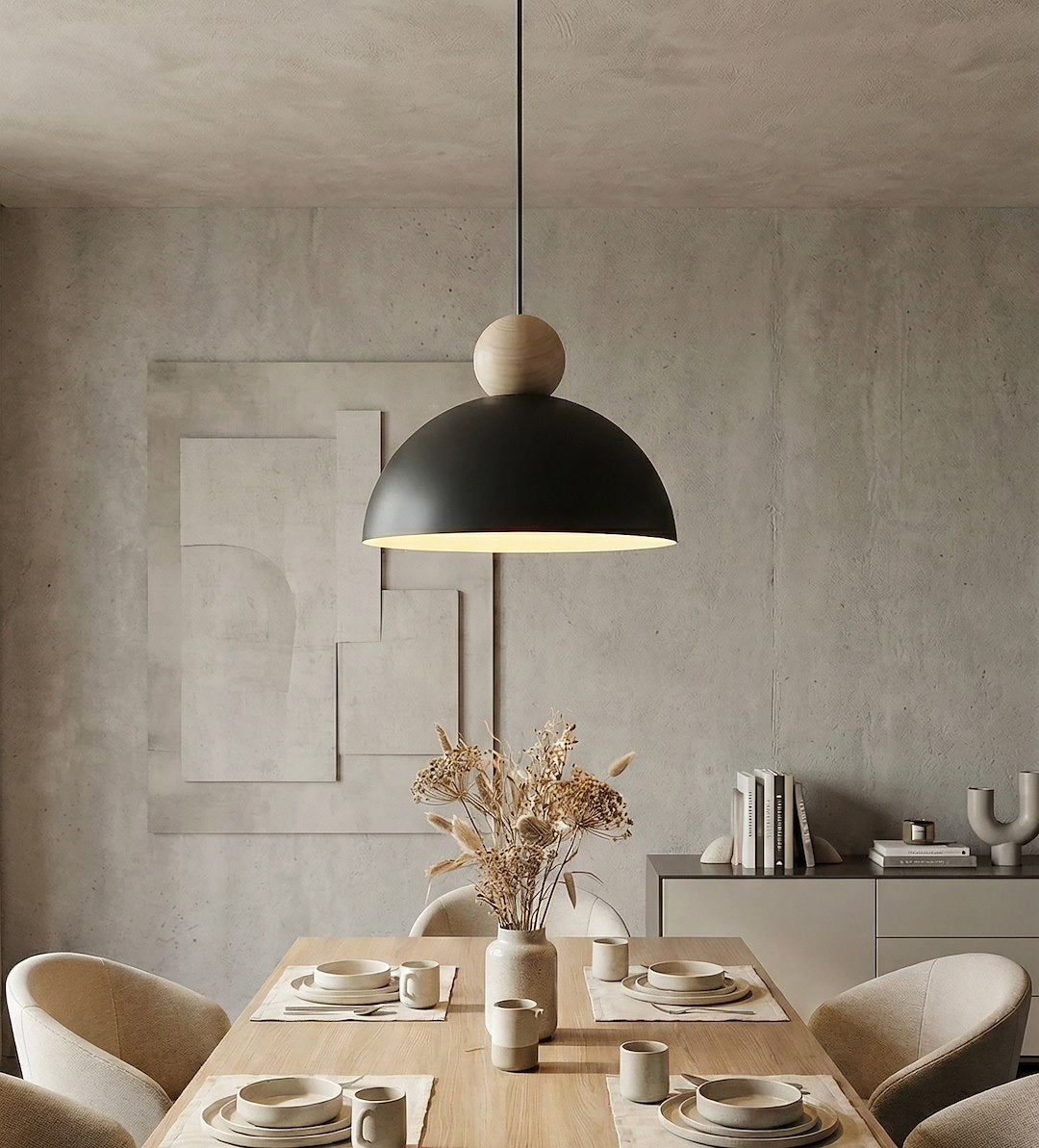 Suspension installée au-dessus d'une table à manger en bois, décor minimaliste beige.