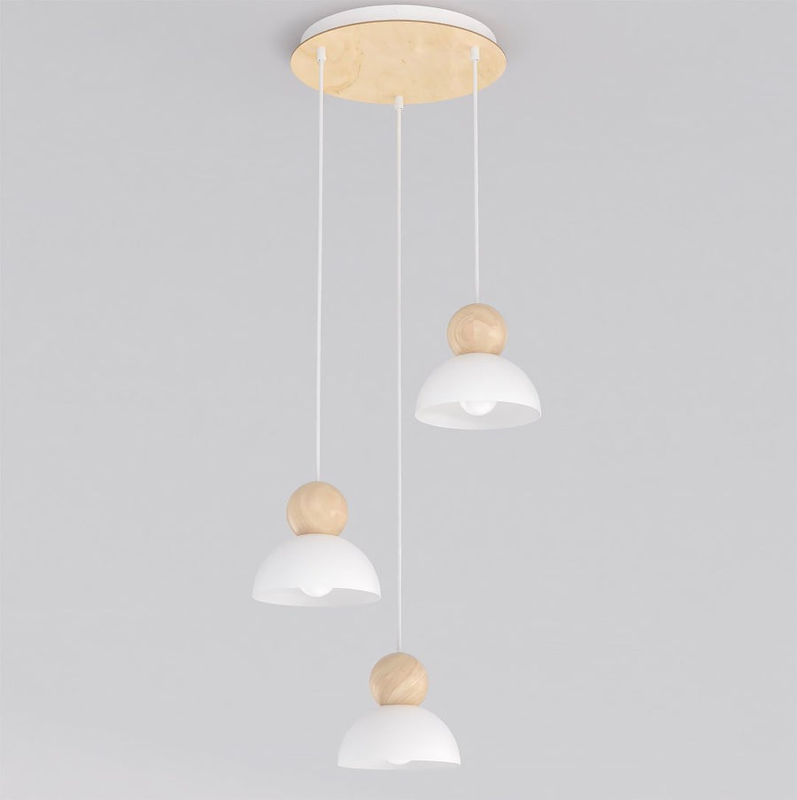 Suspension trois lumières blanche et bois vue de face sur fond gris clair