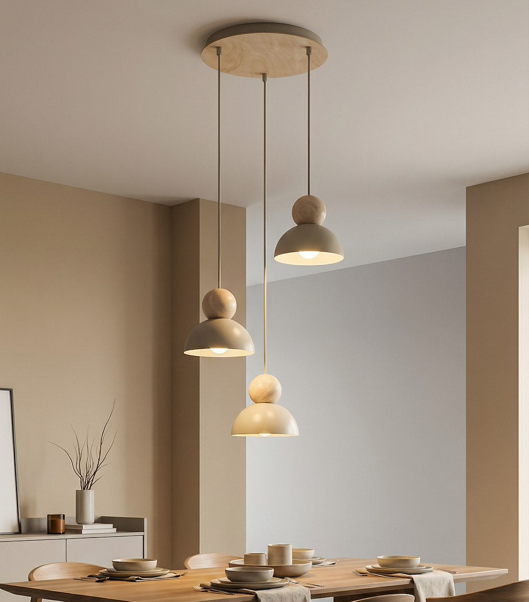 Ambiance repas chaleureuse sous les suspensions, vaisselle et buffet en bois