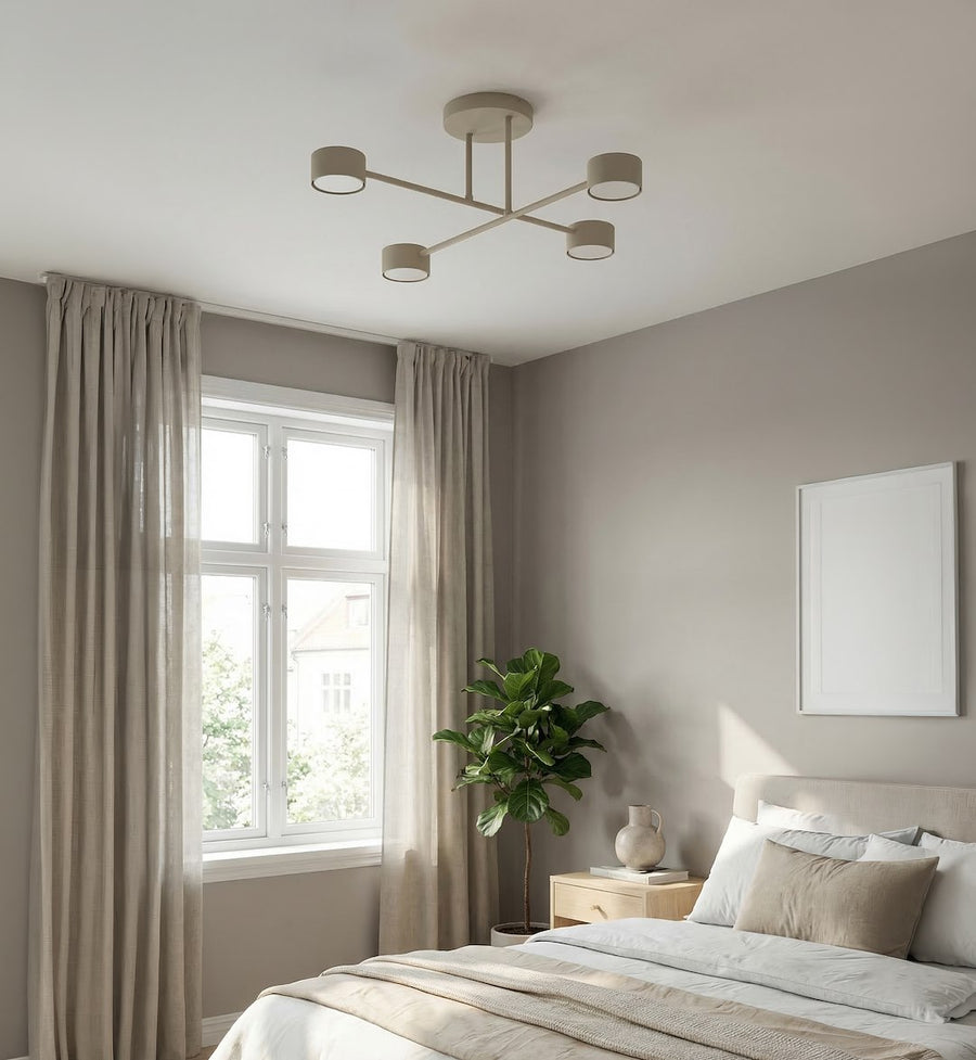 Ambiance chambre claire avec lit, fenêtre et rideaux, plafonnier allumé