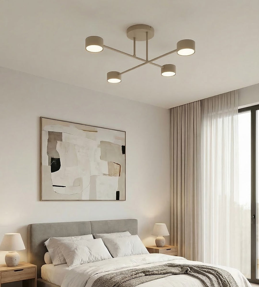 Vue en chambre avec tableaux et lampes de chevet, luminaire fixé au plafond
