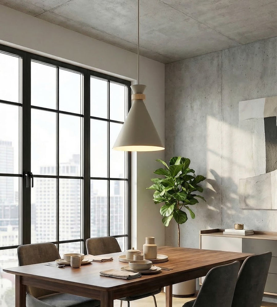 Mise en ambiance près d'une grande fenêtre, table dressée et plante verte au soleil