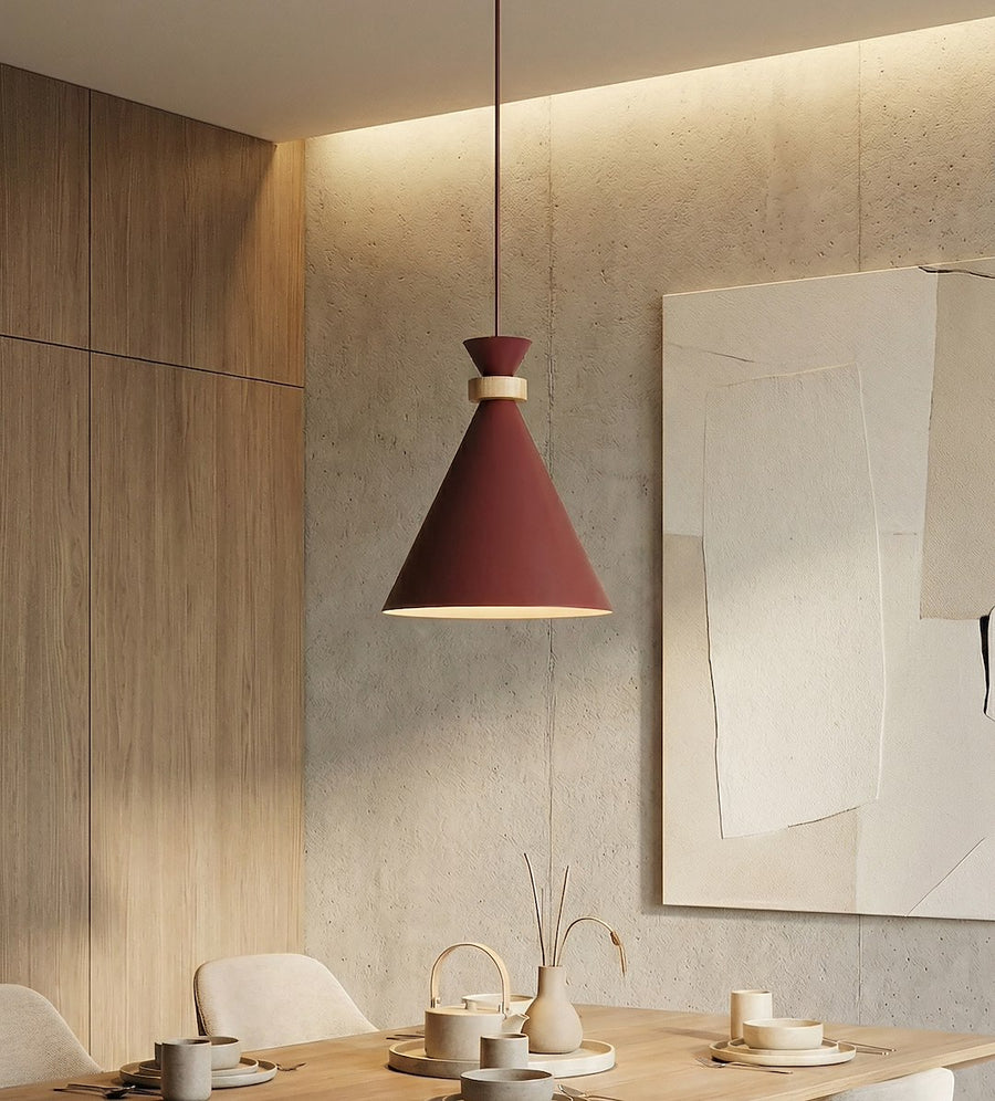 Luminaire suspendu au-dessus d'une table à manger, décor béton et bois clair