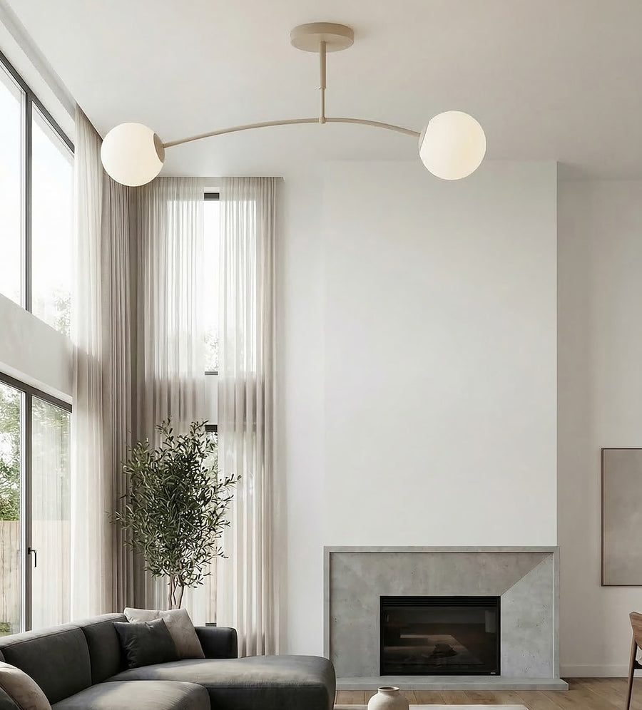 Ambiance séjour contemporain, plafonnier beige au-dessus d'un canapé et cheminée béton