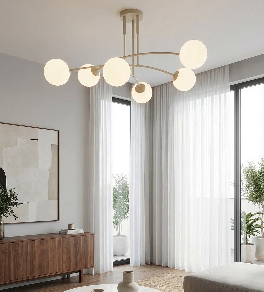 Mise en ambiance dans un salon clair avec rideaux et meubles en bois